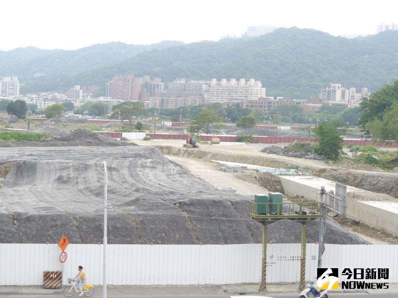 ▲五泰輕軌規畫站體土地目前正由新泰溫仔圳都市更新計畫整地中。(圖 /記者吳嘉億攝,2023.04.29)