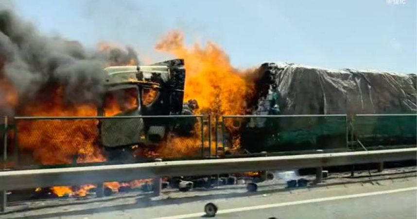 ▲甘肅酒泉市今（29）日發生重大車禍，一輛聯結車與麵包車相撞，造成7死10傷。（圖／翻攝自微博）