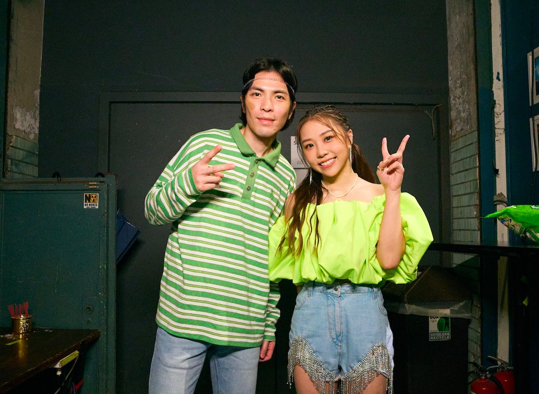 ▲蕭敬騰（左）頂著臉傷現身師妹艾薇演唱會。（圖／環球音樂提供。）