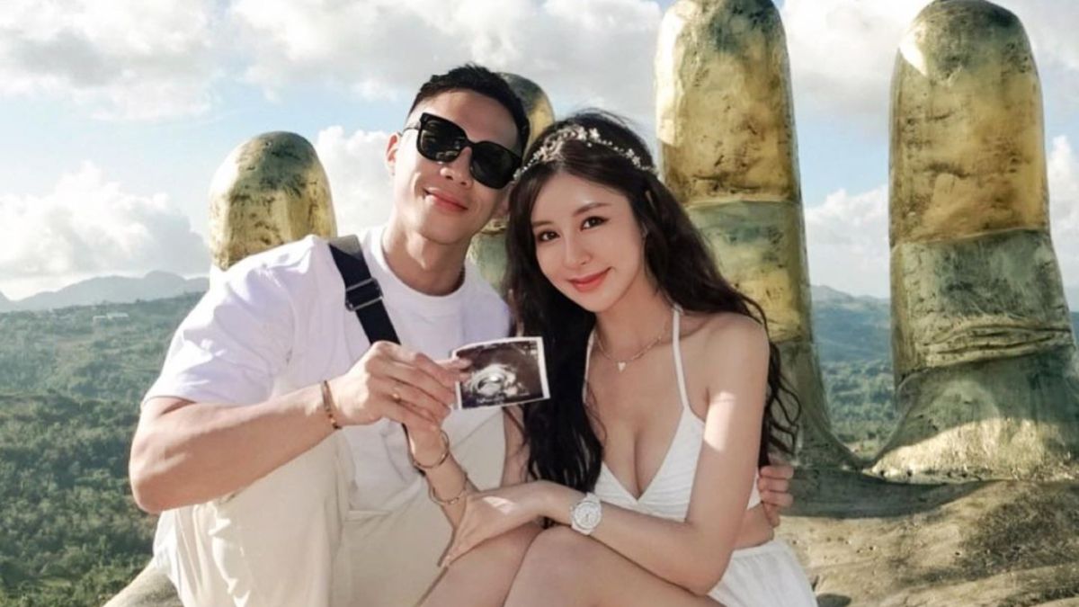 ▲「千年一遇空姐」Rita（右）穿著火辣的泳裝，與老公（左）一同幸福宣布懷孕的好消息，「我們會用滿滿的愛來愛你一輩子！」（圖／翻攝Rita IG）