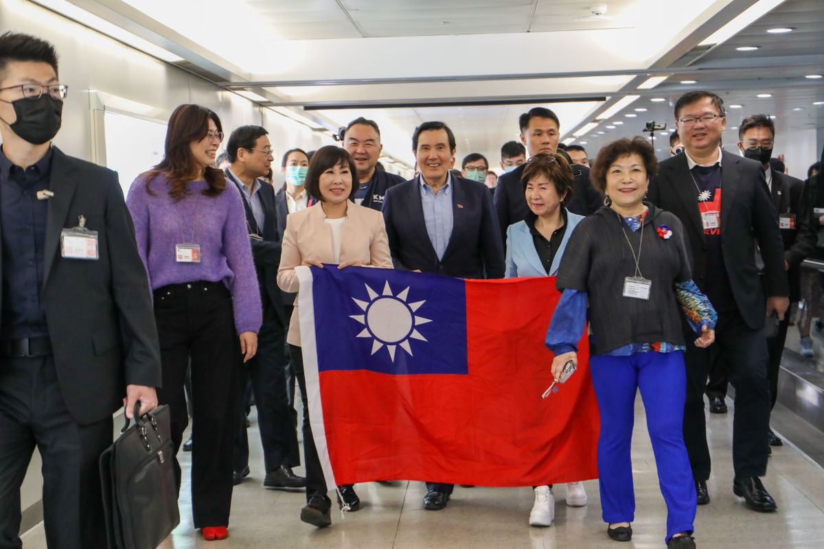 ▲馬英九今上午自希臘返台，他於桃園機場發表談話呼籲民進黨政府，確實遵照中華民國憲法，及《兩岸人民關係條例》來推動兩岸關係。（圖／馬英九辦公室提供）