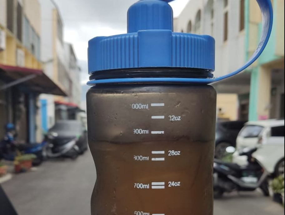 ▲有民眾持環保杯到店買1000毫升飲料，但到手份量卻只有800ml，他一詢問老闆卻反倒被「上了一課」。（圖／翻攝《爆怨公社》）