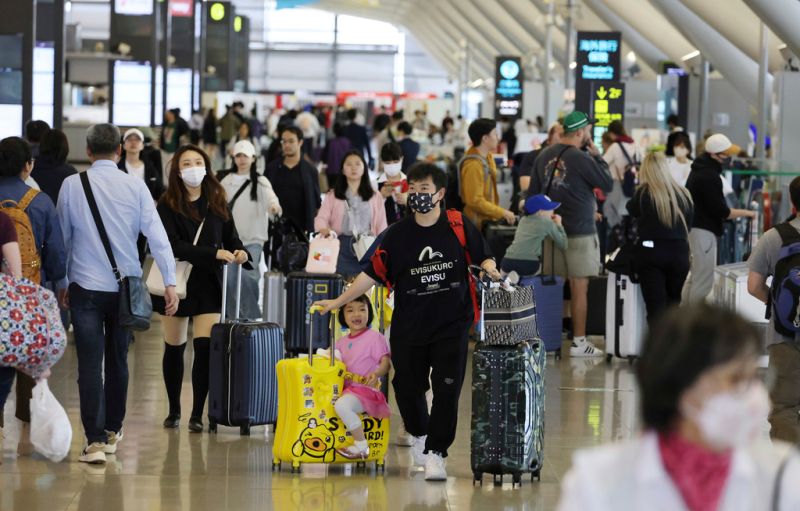 ▲日本迎接後疫情時期的第一個黃金週長假。圖為關西機場人潮湧現的狀況。（圖／美聯社／達志影像）