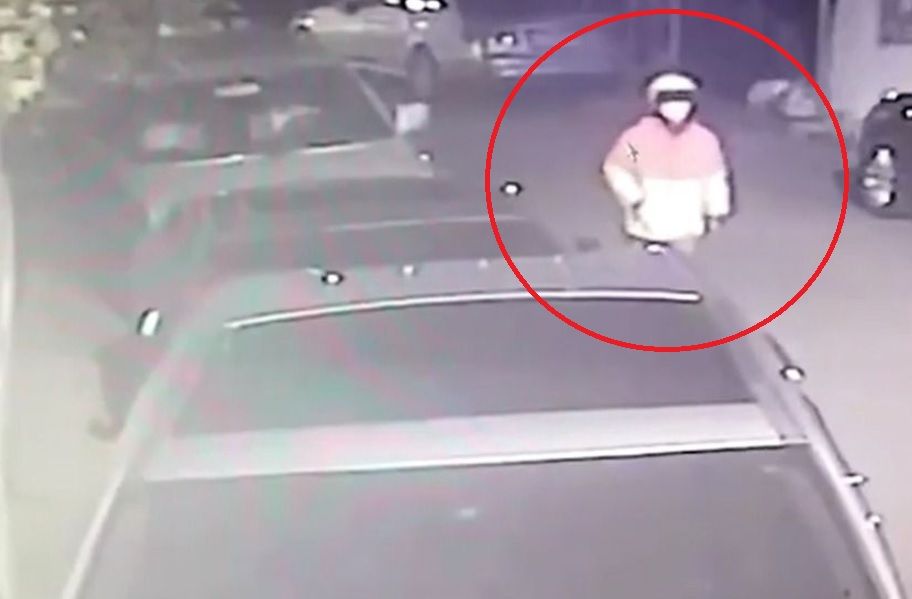 ▲北市內湖區康寧路槍擊案，槍手喬裝成外送員犯案，做案後偷渡境外。（圖／翻攝畫面） 