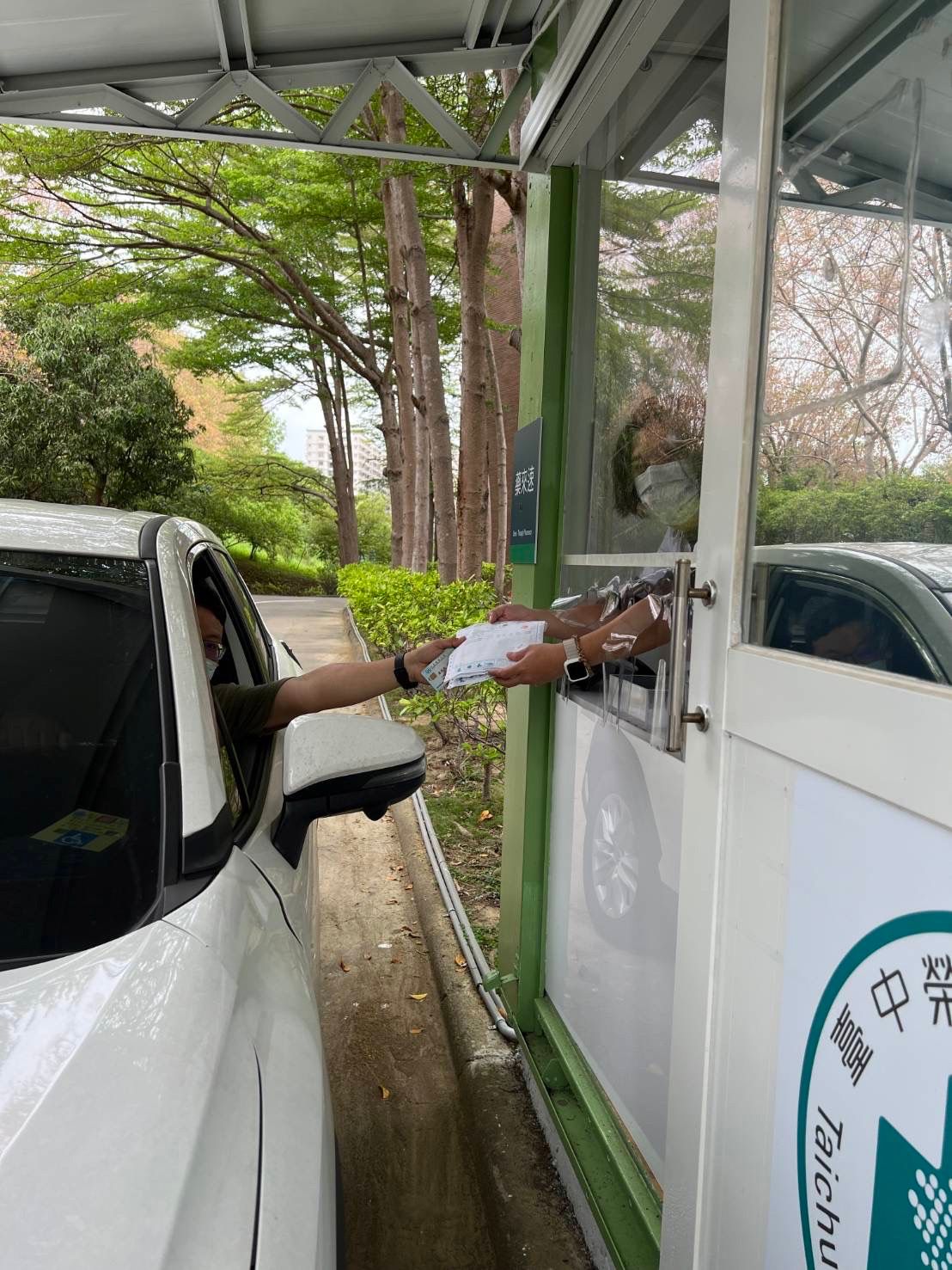 ▲臺中榮總改善就醫流程，即日起提供「藥來速」服務，慢性連續處方箋病友，一通電話預約，免下車就能領到藥，（圖／中榮提供） 