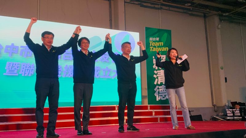 ▲黃國書（左一）和立法院副院長蔡其昌拉起江肇國的手，宣誓團結勝選。（圖／記者顏幸如攝，2023.04.29）