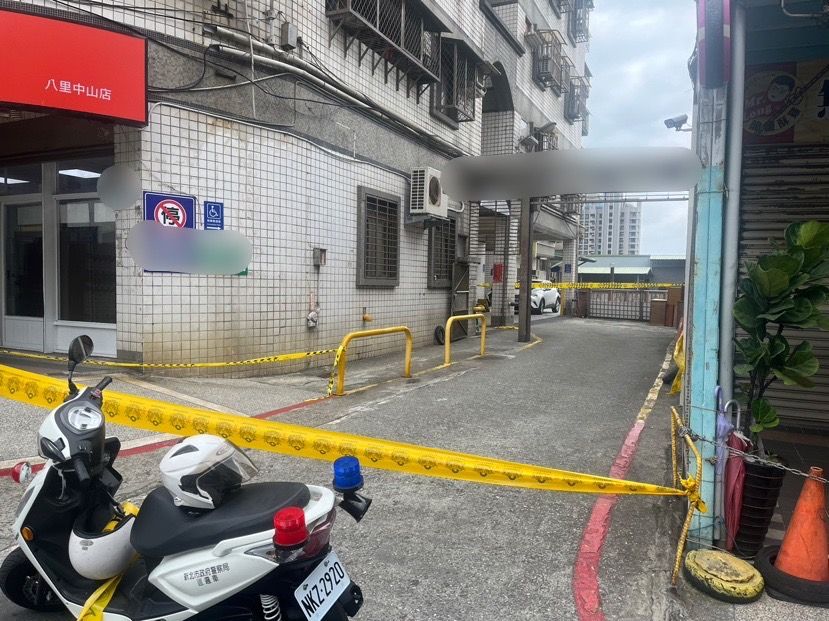 ▲新北市八里日前傳出槍響，導致一名王姓男子遭流彈傷及、腿部受輕傷。（圖／翻攝畫面） 