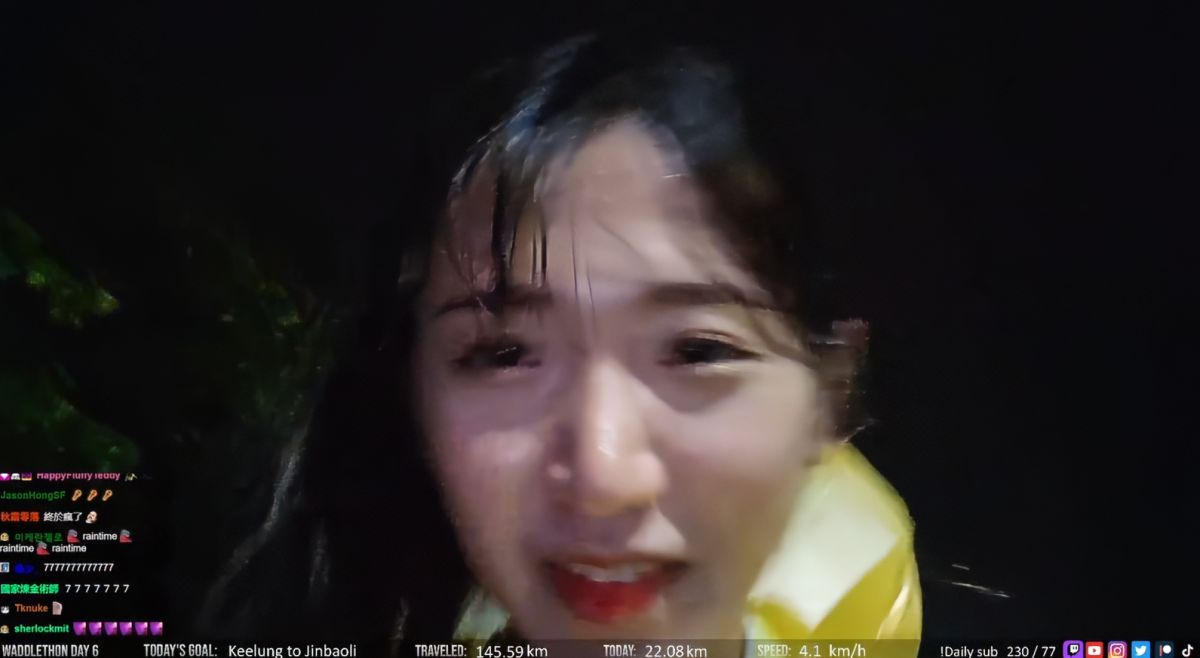 ▲昨天下著雨又掉包包，一度讓企鵝妹在鏡頭前苦笑。（圖／企鵝妹Twitch）