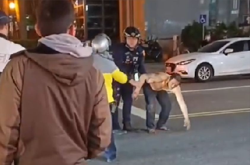 ▲三重區一名男子，竟在馬路中間吸食起強力膠，員警到場執行管束。（圖／翻攝自社會事）