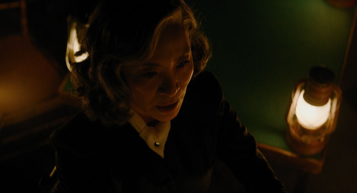 ▲《威尼斯魅影謀殺案》楊紫瓊當靈媒召喚鬼魂。（圖／二十世紀影業提供）