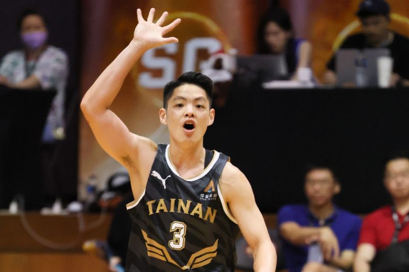 ▲谷毛唯嘉轉戰職業後，靠著觀賞性十足球風成為台鋼獵鷹主控，不僅受封「鷹速小子」，還在去年與台鋼獵鷹提前續約。（圖／T1聯盟提供）