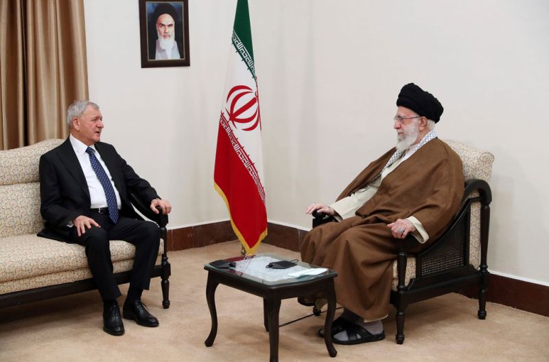 ▲伊朗最高領袖哈米尼（Ayatollah Ali Khamenei）今天對來訪的伊拉克總統拉希德（Abdul Latif Rashid）說，美國是個不可靠的朋友。（圖／美聯社／達志影像）