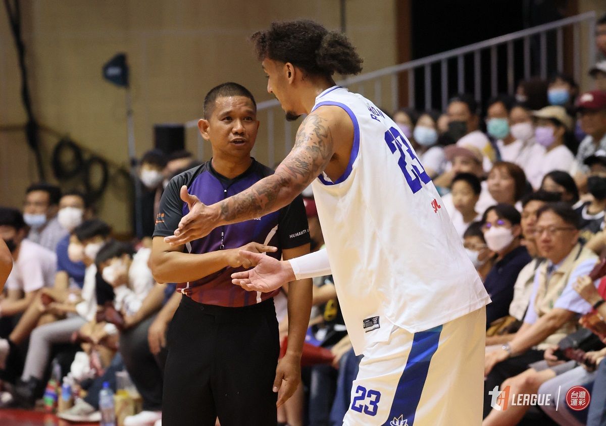 ▲聯盟在季後賽第2戰出現判決爭議，球隊洋將波捍能(右)罰球被取消。（圖／T1聯盟提供）