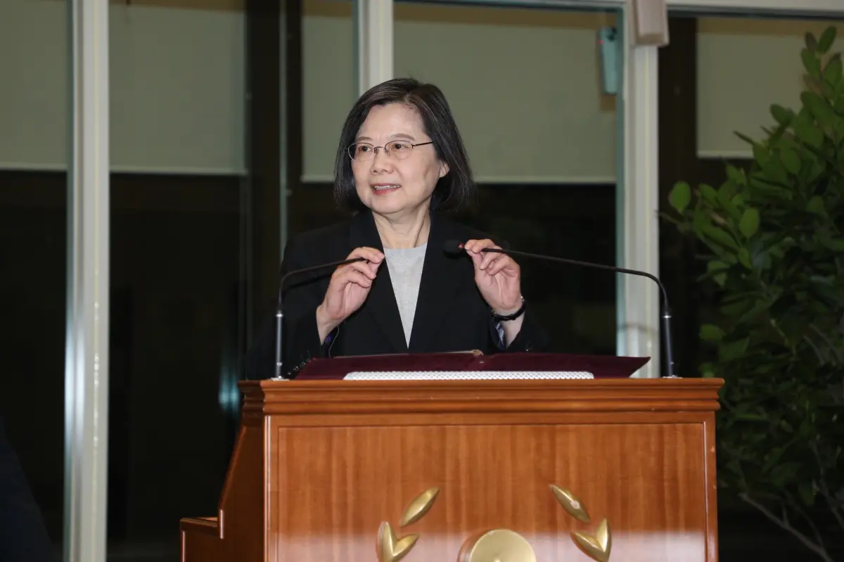 行政院會今（17）日通過「道路交通安全基本法」草案，總統蔡英文表示，這不僅代表政府的決心，也代表改善行人用路的安全，必須是一場從中央跨部會、地方政府，乃至社會教育紮根的全民運動，政府訂定短中長期計畫，推動三大精進作為，一定會積極推動，一步一步提升台灣的道路交通安全。（圖／資料畫面）