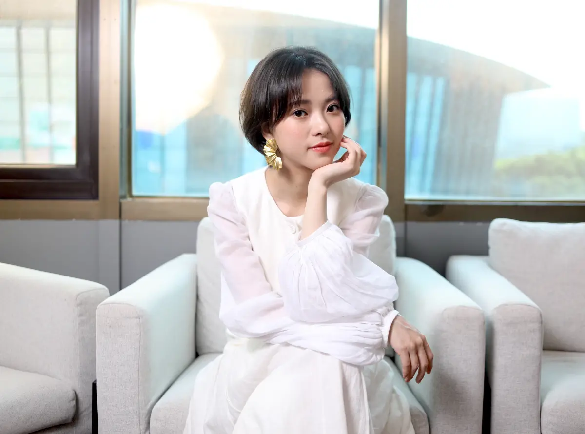 ▲項婕如在《夜校女生》演名校高材生，還面對閨密和自己喜歡上同一個人的情況。她認為戲外不會發生，自我打趣：「我的口味比較特殊。」不覺得長相有特別重要。（圖／興揚電影提供）