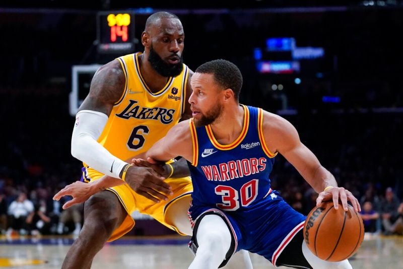 ▲金州勇士柯瑞（Stephen Curry）過去和洛杉磯湖人詹皇（LeBron James）進行過多次經典的勇湖大戰。（圖／美聯社／達志影像）