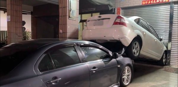 ▲葉女失控後撞上路旁車輛。（圖／翻攝畫面）