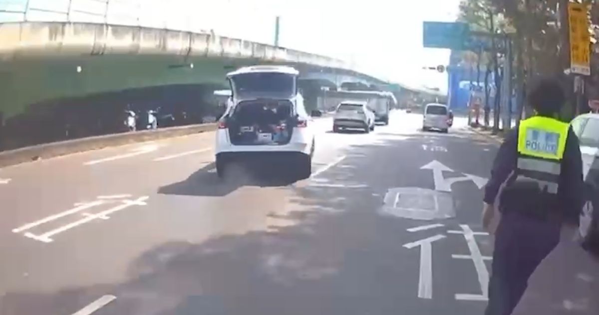 ▲詹男不顧後車廂未關閉，就猛踩油門逃逸。（圖／翻攝畫面）