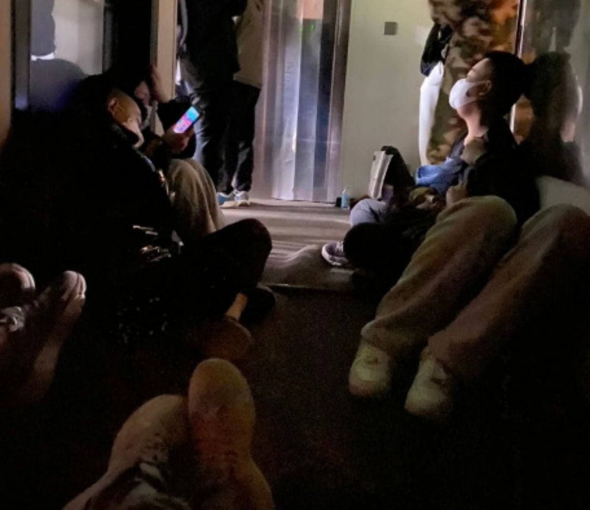 ▲中國安徽黃山景區，五一連假期間傳出有遊客擠在公廁過夜的亂象。（圖／翻攝自微博）