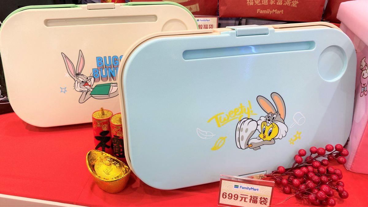 ▲全家今年1月推出兔年肖像福袋699元，近日傳出下殺到99元。（圖／記者黃韻文攝）