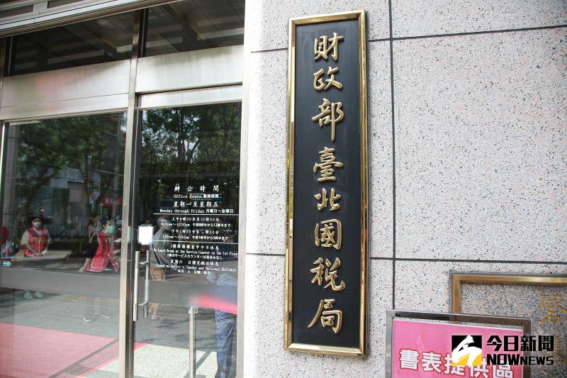▲111年度綜合所得稅核定稅額通知書及繳款書已經陸續寄發,繳納期間為3/1到3/10,財政部中區國稅局表示,如果未在期限內繳納稅款,會加徵滯納金及滯納利息。(圖/記者葉政勳攝 , 2023.05.01)