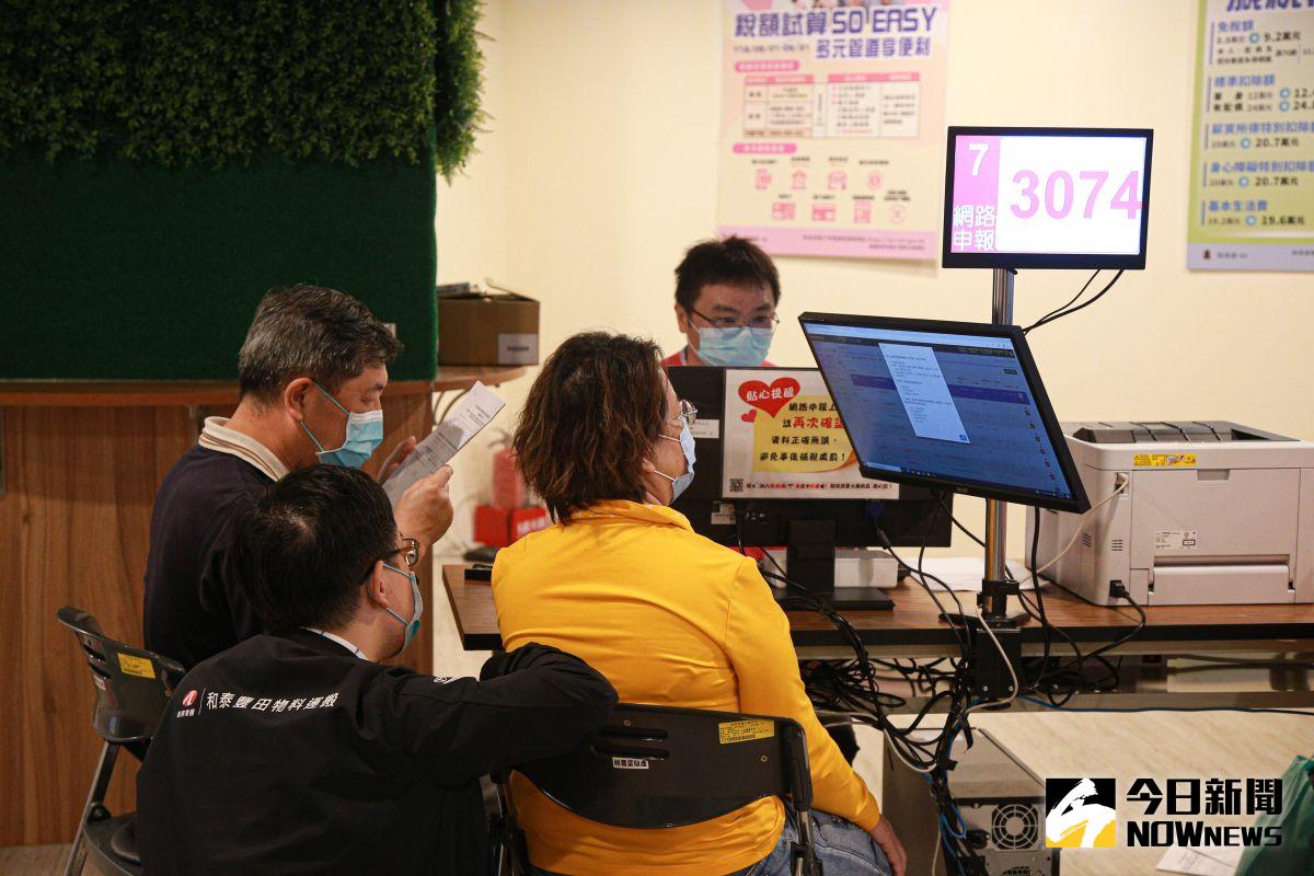 ▲綜合所得稅申報展開，並提供多元繳稅方式，使用限制及扣款時點也有差。（圖／記者葉政勳攝 , 2023.05.01）