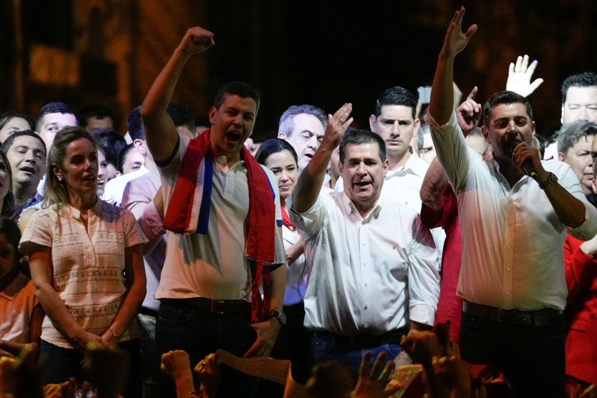 ▲南美洲邦交國巴拉圭30日進行總統大選，保守派執政黨候選人潘尼亞（左二）勝選時承諾要延續巴拉圭與台灣長達數十年的外交關係。（圖／美聯社／達志影像）