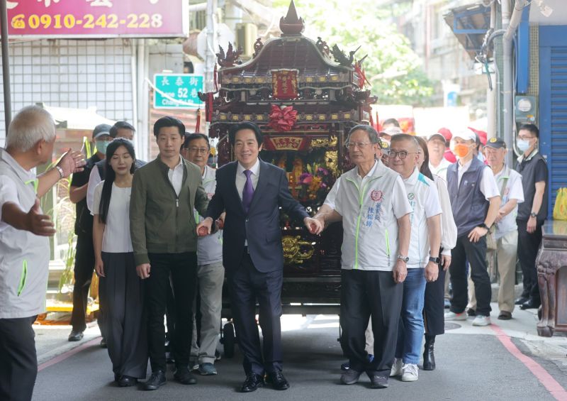 ▲賴清德赴萬華廣照宮出席「加蚋仔遶境大拜拜」，林昶佐、吳沛憶也出席。（圖／總統府提供）