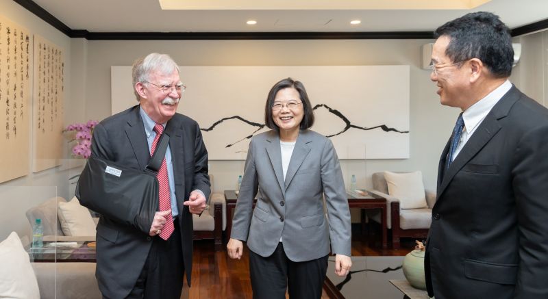 ▲蔡英文於官邸接見美國前白宮國安顧問波頓（John Bolton），顧立雄也出席。（圖／總統府提供）