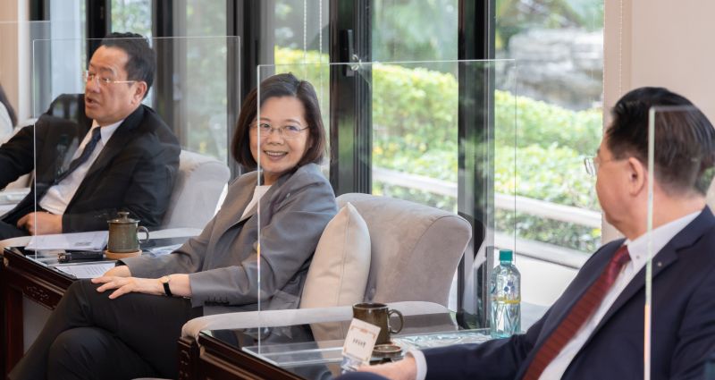 ▲蔡英文於官邸接見美國前白宮國安顧問波頓(John Bolton),顧立雄、吳釗燮也出席。(圖/總統府提供)