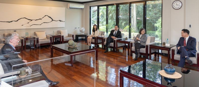 ▲蔡英文於官邸接見美國前白宮國安顧問波頓(John Bolton),顧立雄、吳釗燮也出席。(圖/總統府提供)