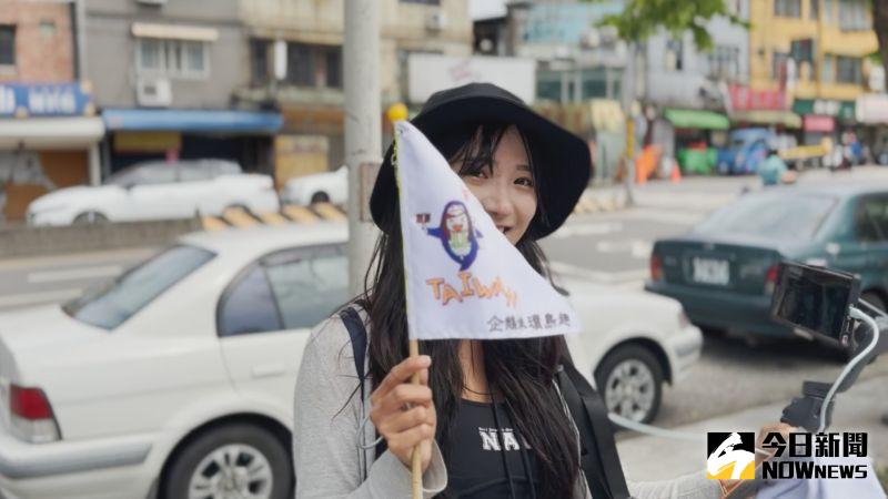 ▲企鵝妹秀出台灣粉絲為她貼心製作的旗幟，讓她相當開心。（圖／記者詹鎰睿攝影）