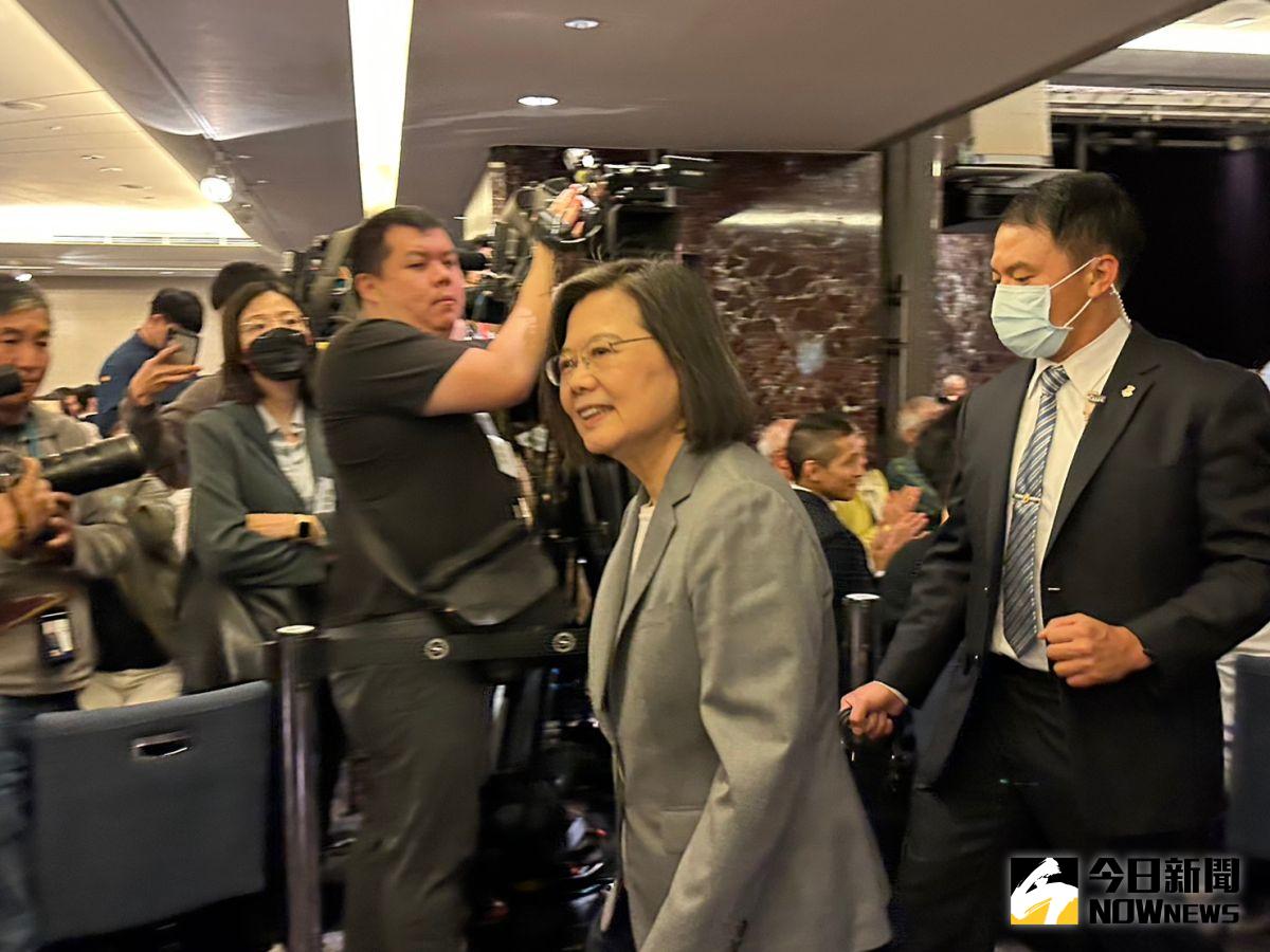 ▲蔡英文現身喜來登飯店，出席台灣人公共事務會（FAPA）40週年慶祝晚宴。（圖／記者黃宣尹攝，2023.05.01）