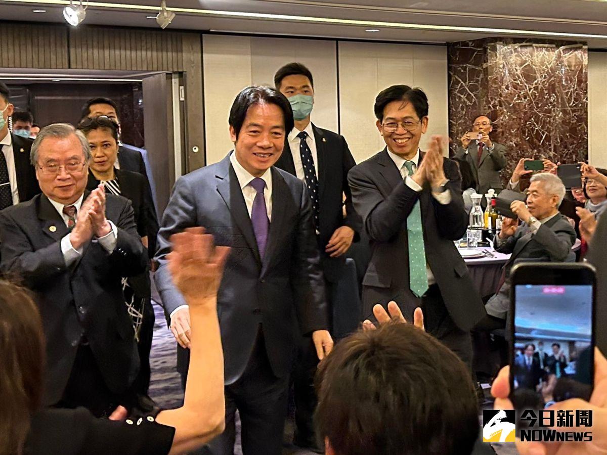 ▲賴清德出席台灣人公共事務會（FAPA）40週年慶祝晚宴，與FAPA總會長簡明子一同進場。（圖／記者黃宣尹攝，2023.05.01）