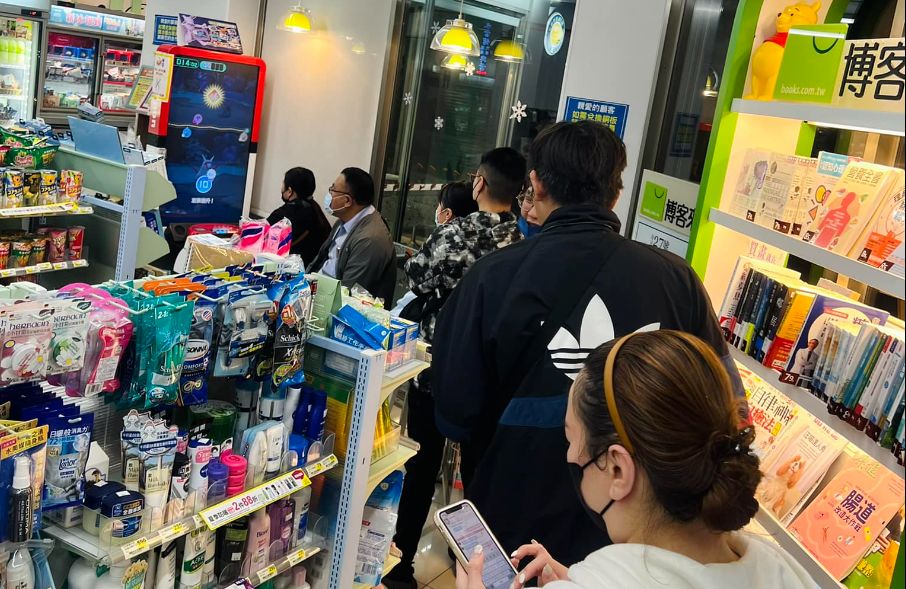 ▲《寶可夢加傲樂》台灣相當受到歡迎，各個年齡層都有大批粉絲，常常能看到家長帶著孩子排隊等待機台的畫面。（示意圖／《爆廢公社》）