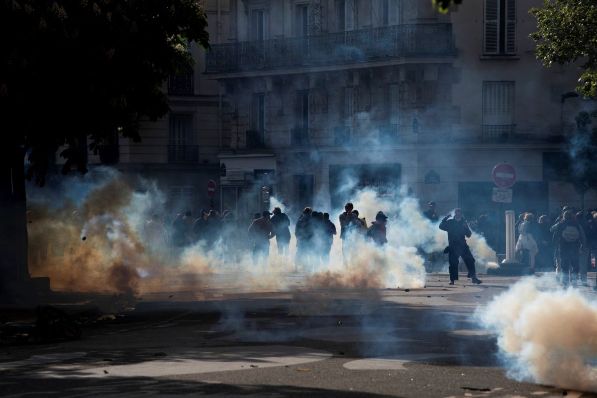 ▲五一國際勞動節，法國有近80萬人上街頭，抗議兩週前頒布的退制改革法。遊行氛圍緊張，多次爆發警民衝突。（圖／美聯社／達志影像）