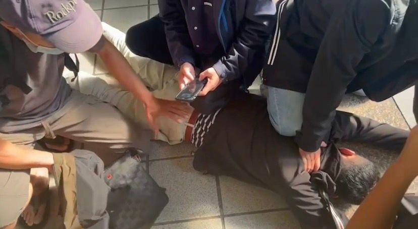 ▲新北八里槍擊案，落跑槍手遭警壓制逮捕，並查獲犯案用槍枝。（圖／翻攝畫面）  