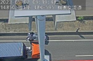 ▲一輛自小客車因事故翻覆路肩。（圖／翻攝國道監視器）