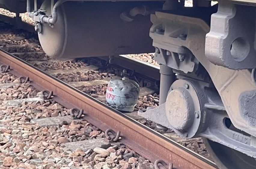 ▲本月2日，台鐵苗栗竹南-香山路段，遭人放置瓦斯鋼瓶，檢警循線逮捕一名涉案的40多歲陳姓男子。（圖／翻攝畫面）