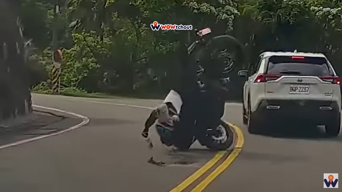 ▲重機妹過彎時直直撞上對向白車，連人帶車翻180度落地。（圖／截自WoWtchout - 地圖型行車影像分享平台YouTube）