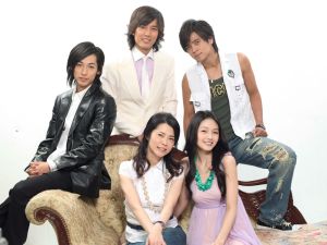 ▲柴智屏(前排左)捧藤岡靛(後排左)演《轉角遇到愛》。(圖/翻攝柴智屏臉書) ▲柴智屏(前排左)捧藤岡靛(後排左)演《轉角遇到愛》。(圖/翻攝柴智屏臉書)