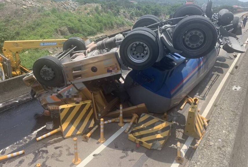 ▲苗栗縣後龍鎮西濱公路北上103公里處，一台槽車不明原因翻落下方的機車道，45歲駕駛受傷送醫。（圖／翻攝畫面）  
