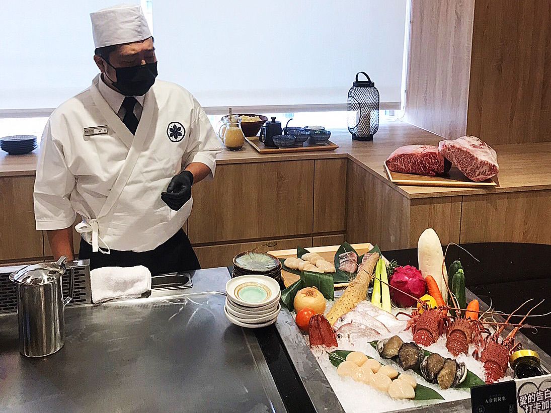 ▲「明水然•樂」無菜單鐵板燒，主廚在鐵板餐檯前現作料理，不僅考驗鐵板料理人的功力，也讓客人入口的每一道職人手藝，都充滿未知驚喜。（圖／樂多多集團提供）
