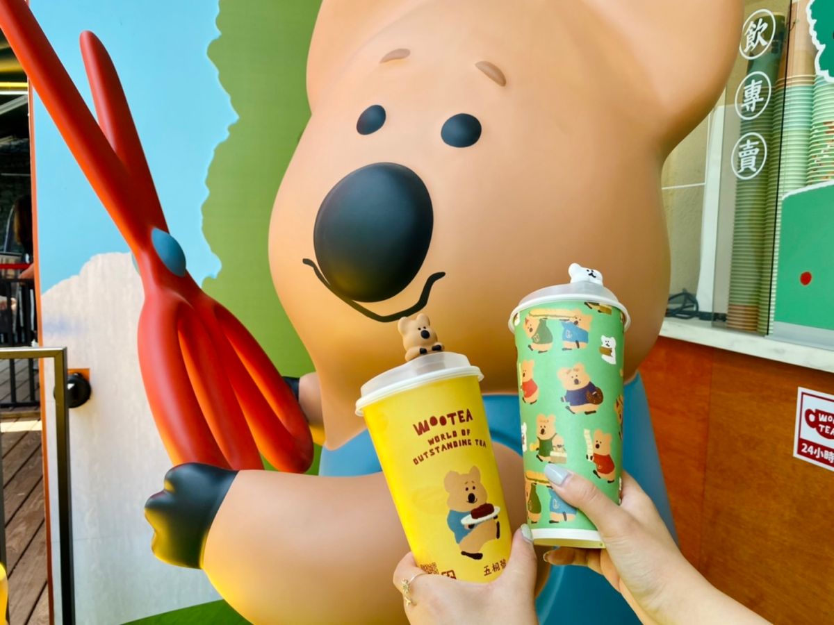 ▲五桐號聯名Dinotaeng第二波春季野餐系列，聯名飲料杯、鐵罐餅乾、公仔杯塞、便利貼共11款一次看。（圖／記者蕭涵云攝）