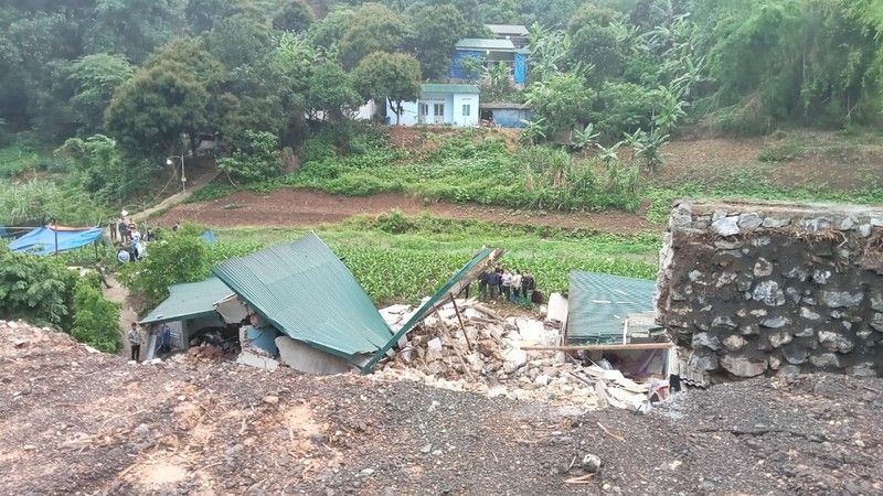 ▲越南北部高平省近日因為大雨引發土石流並沖毀堤岸，一棟房子遭到掩埋，至少3人死亡。（圖／翻攝自越南人民報）