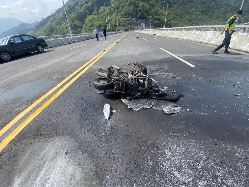 ▲南投縣張姓婦人騎車行經集集攔河堰，遭逆向轎車撞飛倒地、傷重不治。（圖／翻攝畫面）