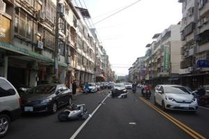 疑毒駕跑趴!台中男高速撞噴雙載機車 釀補教師身亡、男童腿骨折