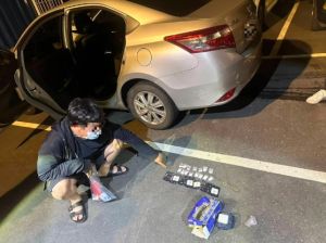 ▲警方在林男車內起獲多包毒品。（圖／翻攝畫面）