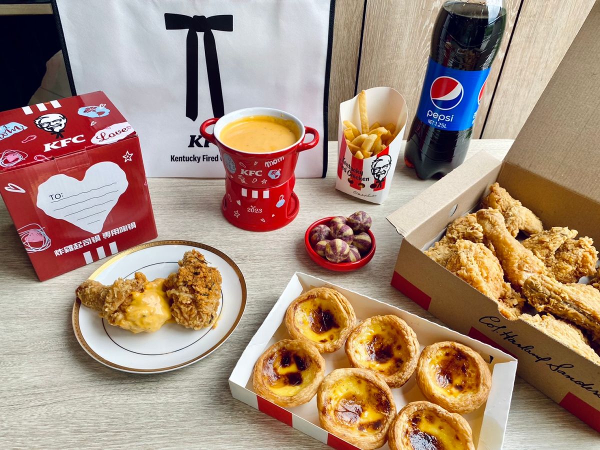 ▲5月速食優惠總整理，肯德基脆雞餐下殺99元！拿坡里8塊炸雞桶369元、還有7款「買一送一」。（圖／記者蕭涵云攝）