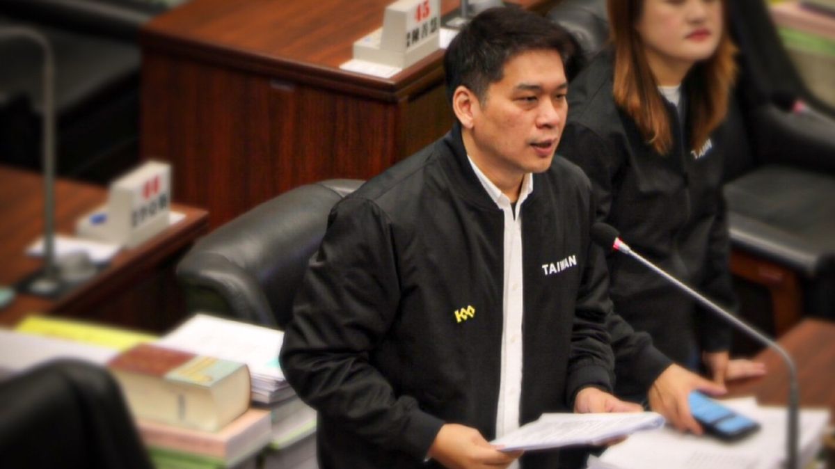 ▲鴻海集團創辦人郭台銘昨晚針對提議可以在高雄半屏山設置小型核電站一事發文致歉，對此，民進黨高雄市議員李柏毅希望郭台銘多瞭解南部，尊重高雄。(圖／翻攝畫面)